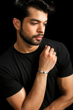 Load image into Gallery viewer, Punjabi Open Platinum Kada with Raised Center for Men JL PTB 817   Jewelove.US
